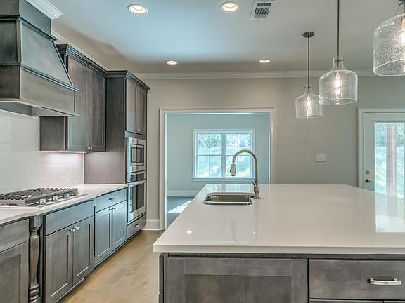 5th image of 301 Charleston Mills Dr