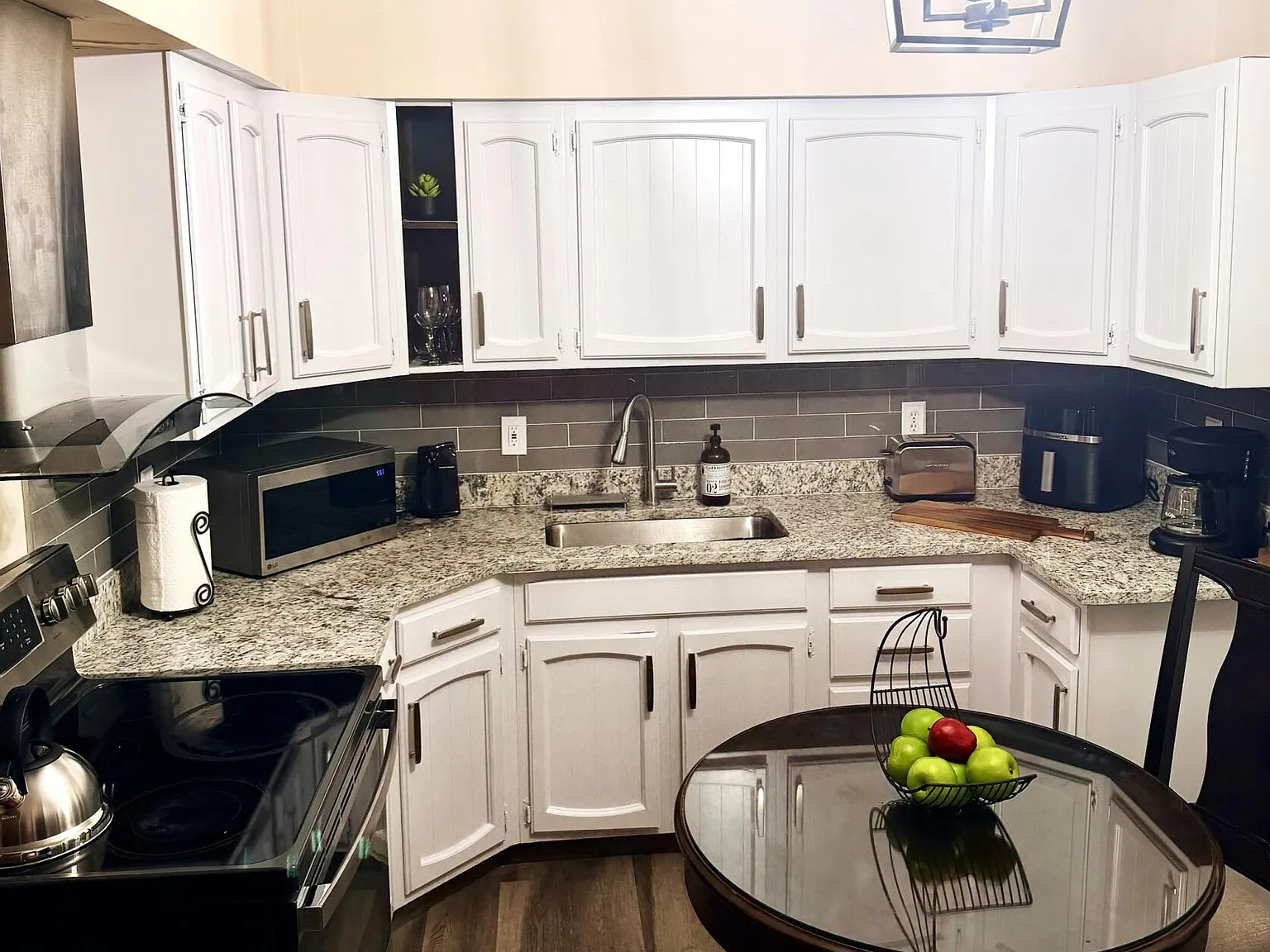 3 bed, 2.0 bath, 1043 sqft, $2,600 — Photo 4