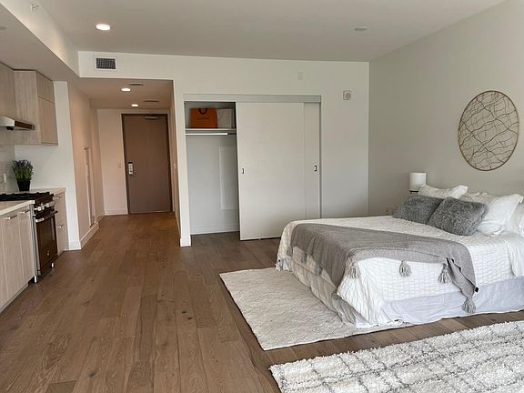 3rd image of 88 W Saint James St Unit 10510