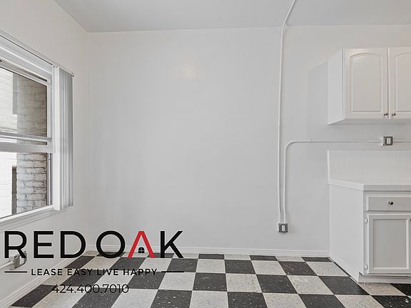 4th image of 854 3/4 S Oxford Ave #305