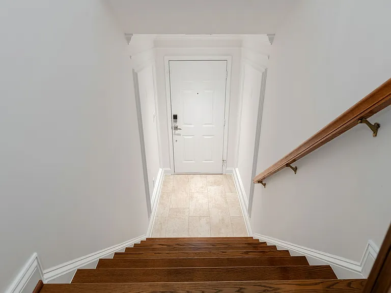 413 Clayton Ln — Photo 17