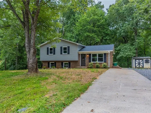 6533 Benson Ln, Pfafftown, NC 27040