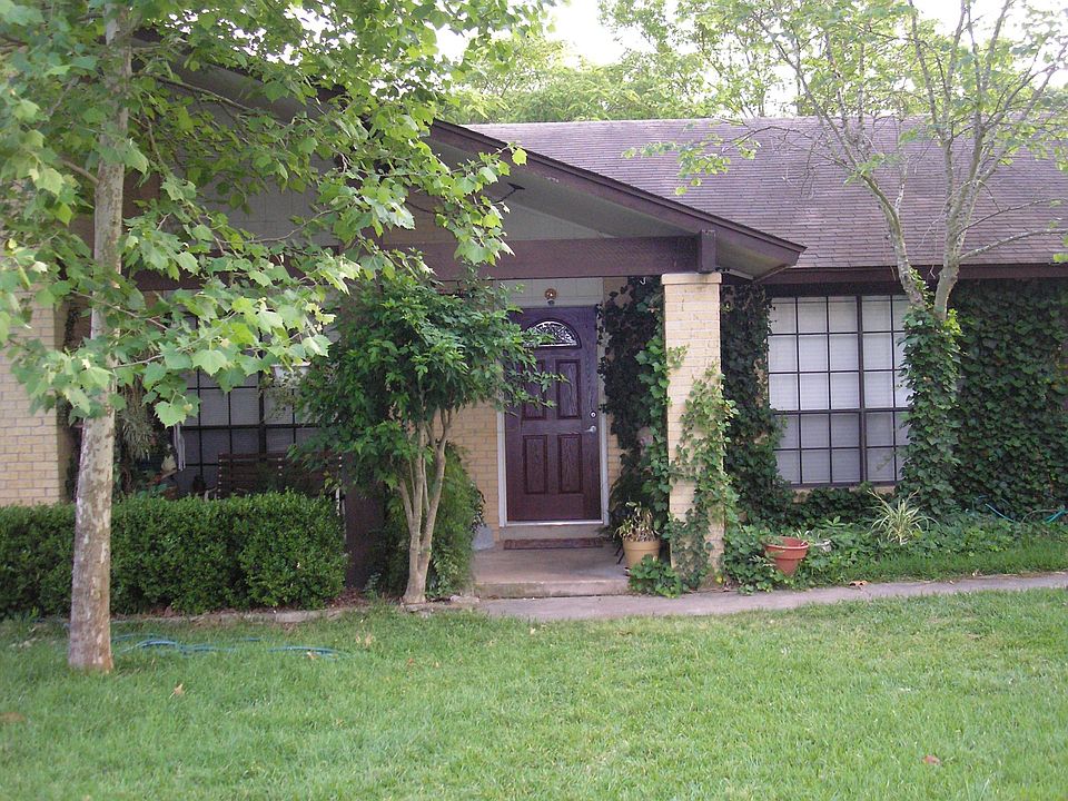 Front of 2403 Shelby Oak