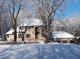 8147 Woods Trl, Whitmore Lake, MI 48189