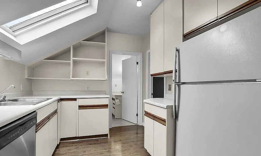 732 Wellington Street London — Photo 2