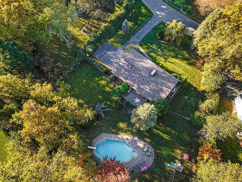 1st image of 11 Long Meadow Dr