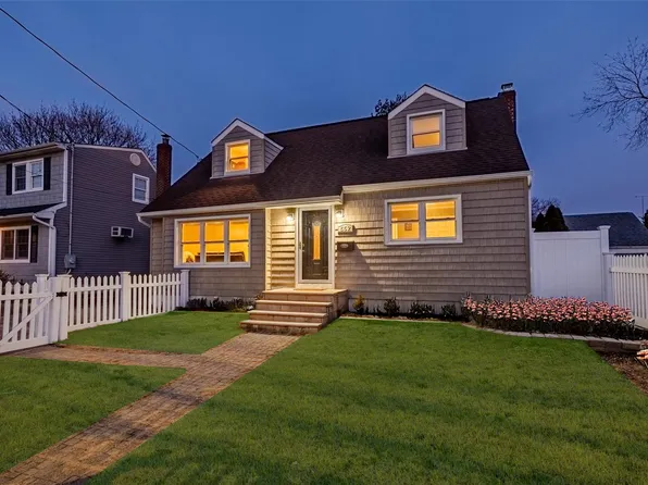 552 Meadowbrook Rd, Merrick, NY 11566