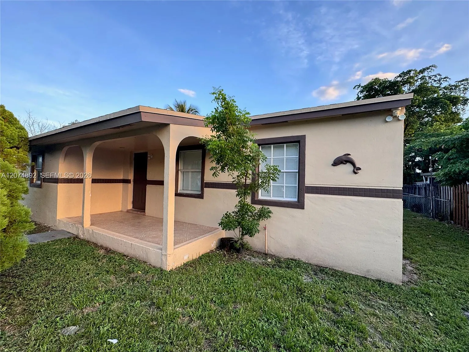 3 bed, 2.0 bath, 1206 sqft, $2,700 — Photo 2