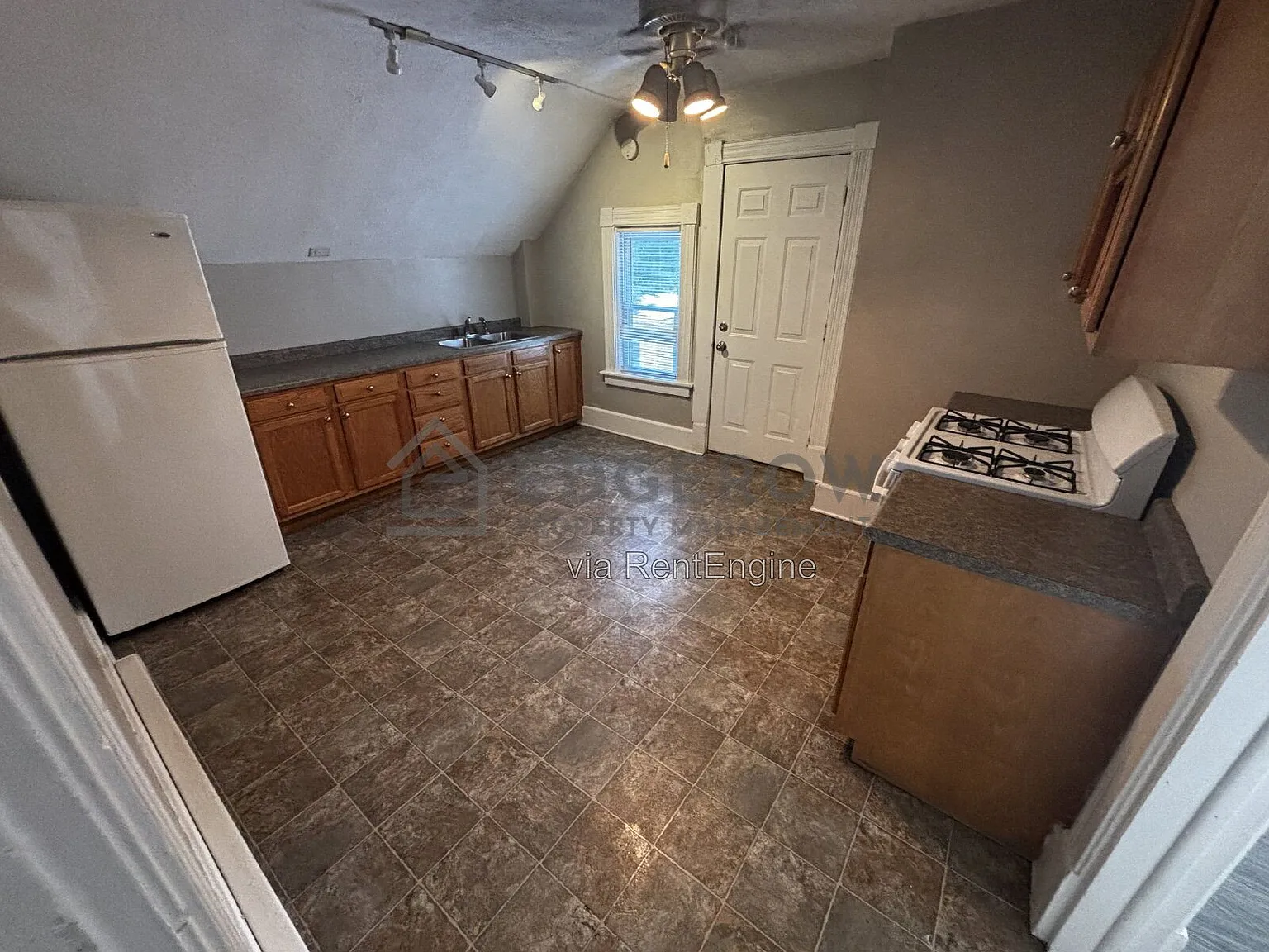 2 bed, 1.0 bath, $1,300 — Photo 3