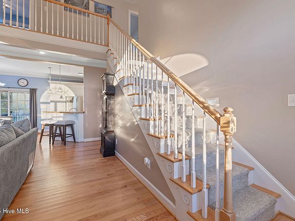 4th image of 103 Glendale Place