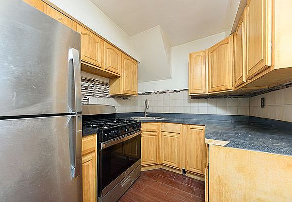 3rd image of 588 E 82nd St Floor 1
