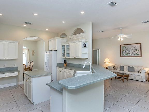 3rd image of 15 Meadowlake Cir N
