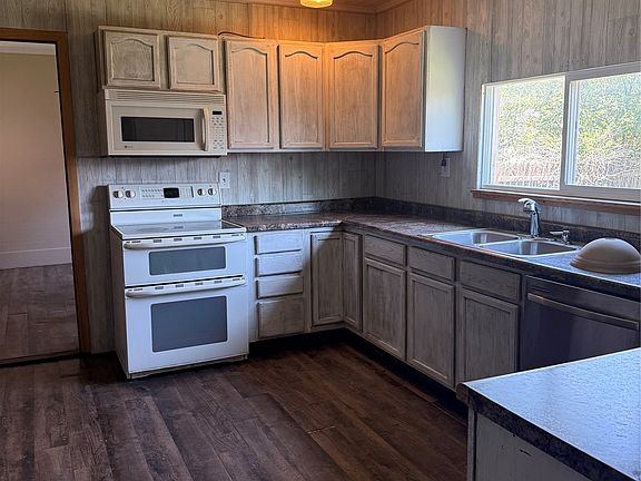 5th image of 606 N 10th St