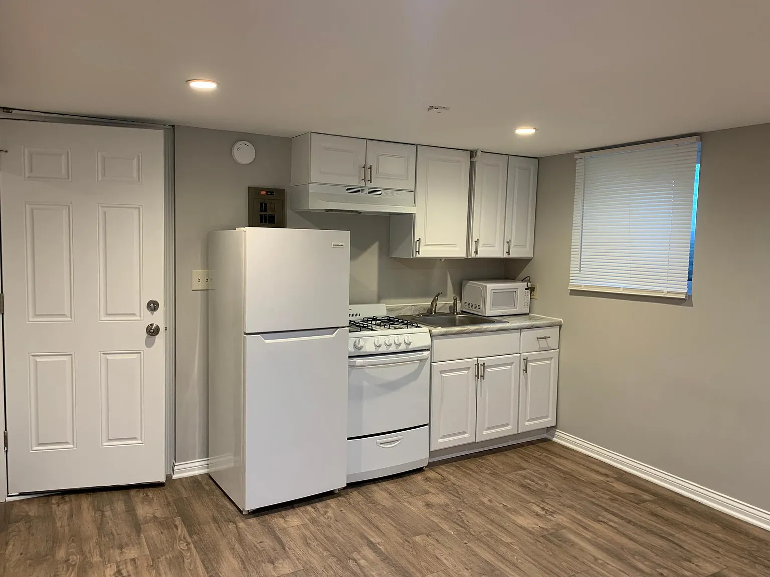 Studio, 675 sqft, $1,350 — Photo 3