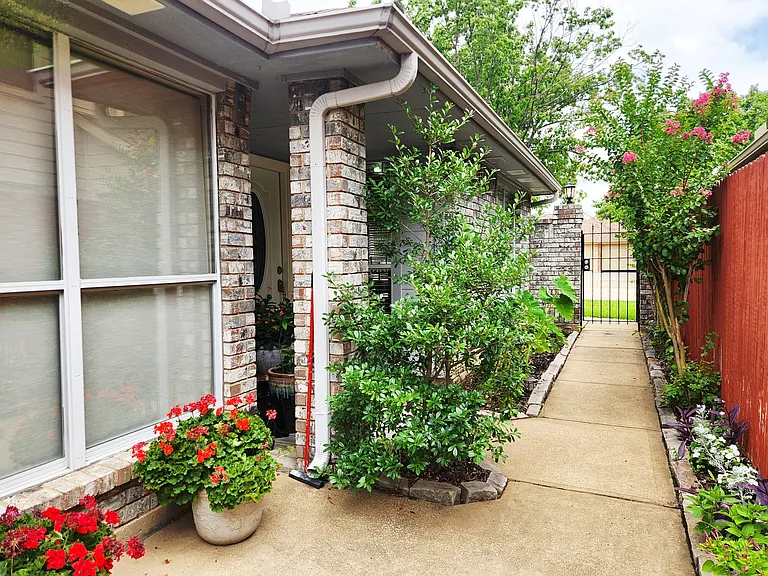 1320 Sheila Dr — Photo 36