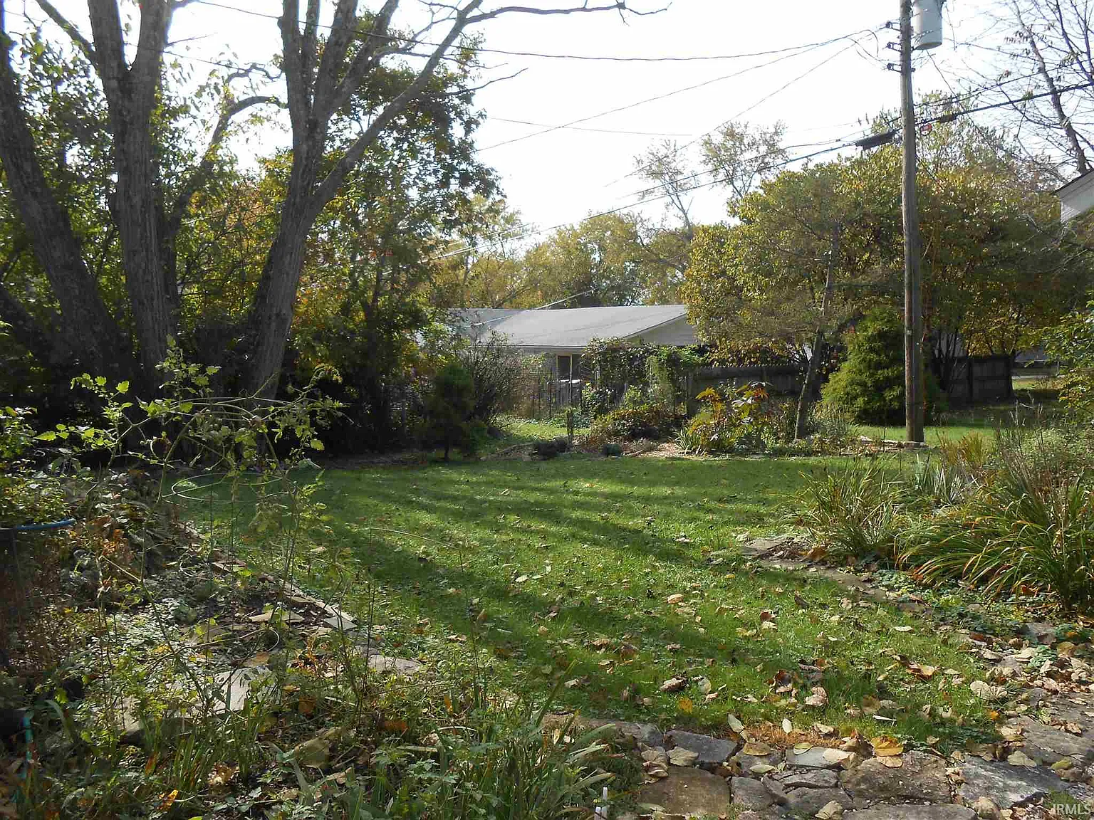 3 bed, 1.0 bath, 1072 sqft, $1,800 — Photo 2