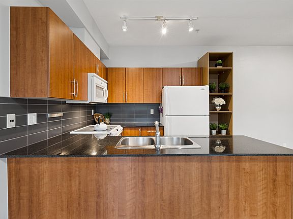 4th image of 1661 Fraser Ave #201