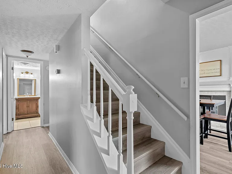 210 E Willowood Ln — Photo 3