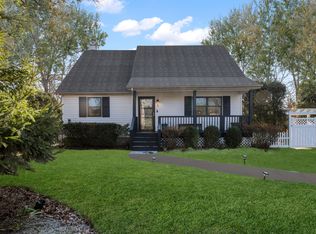 5 Greenleaf Rd, Hampton Bays, NY 11946