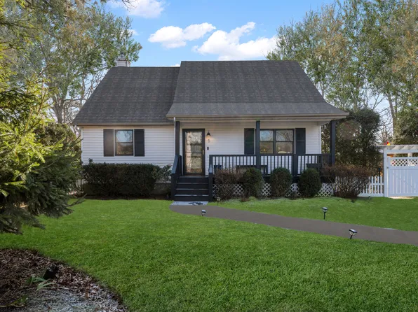 5 Greenleaf Rd, Hampton Bays, NY 11946