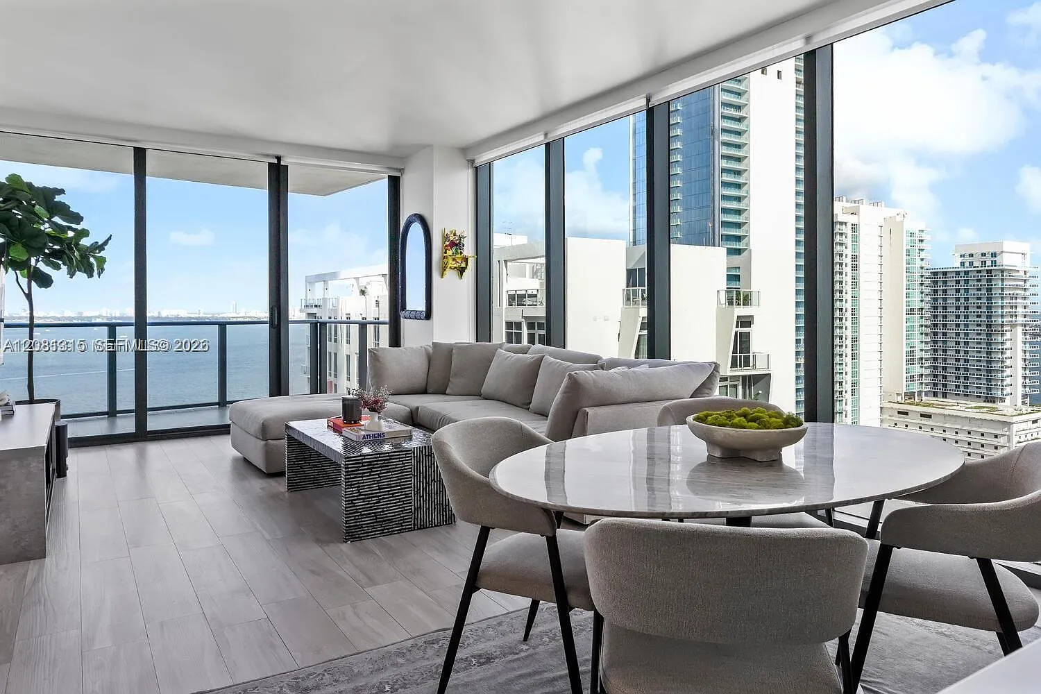 Icon Bay Condo — Photo 1