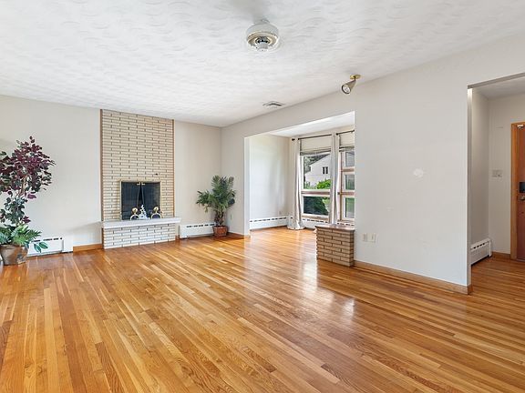 3rd image of 42 Marlboro St