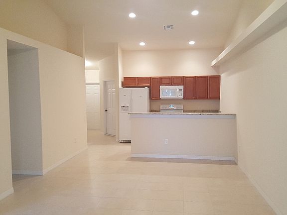 3rd image of 844 SW 39th Ter