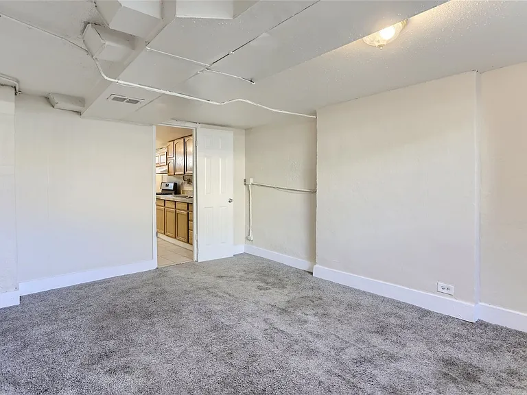 122 S Broadway — Photo 7