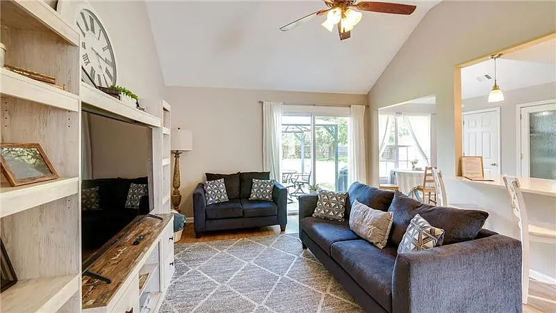 4 bed, 1736 sqft, $2,450 — Photo 3