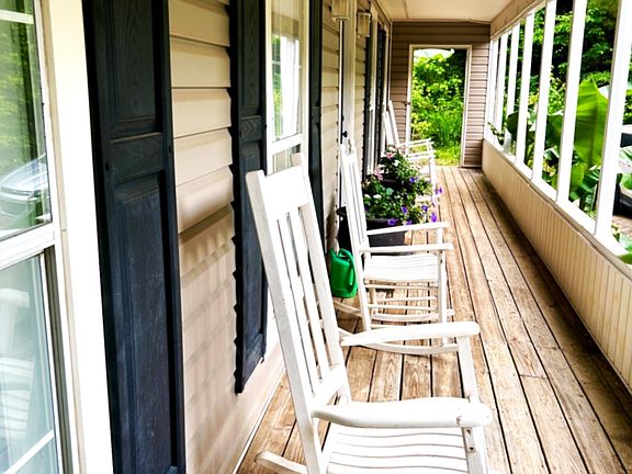 3rd image of 376 Doe Ln