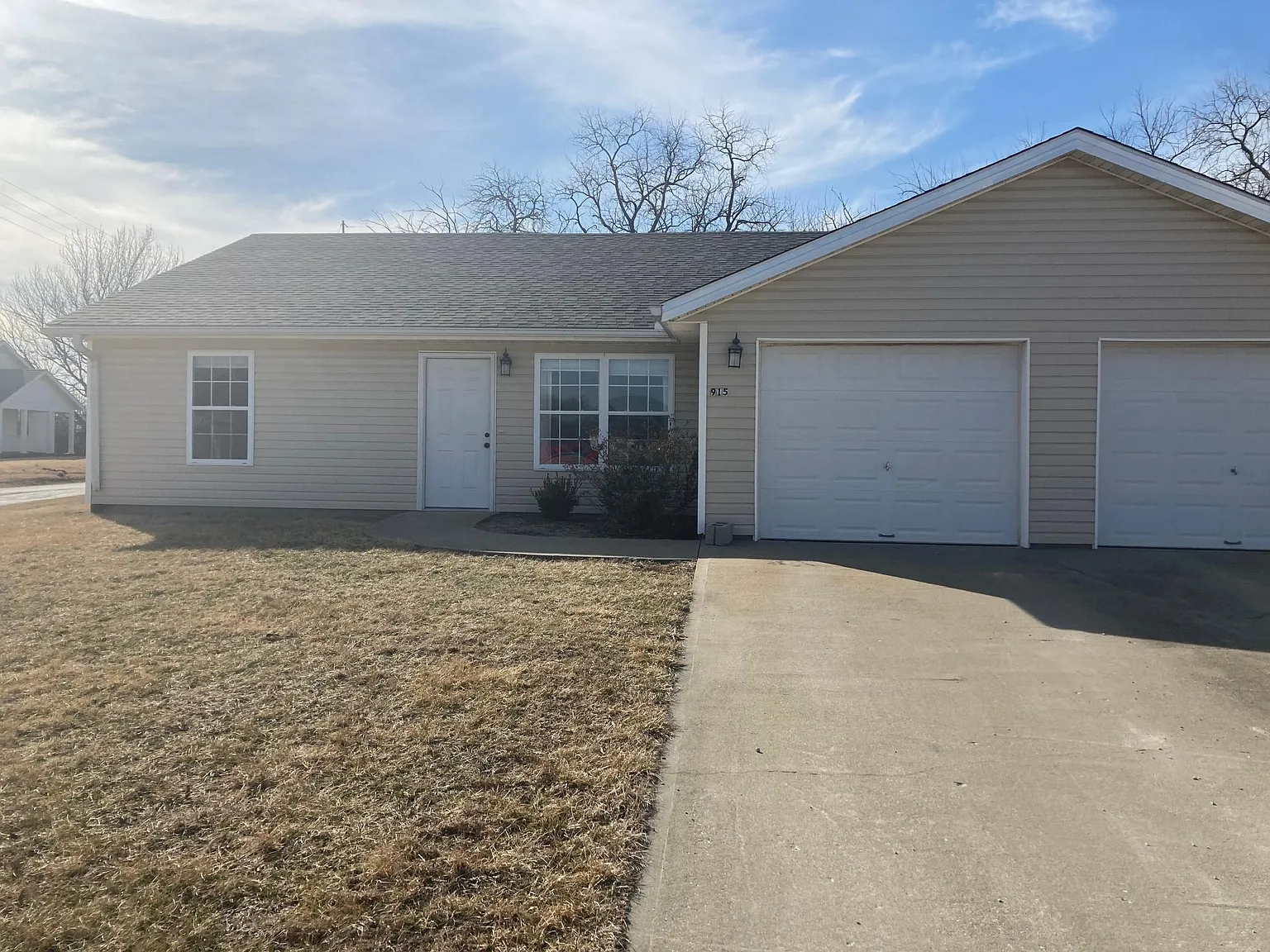 915 Uptegrove Ln — Photo 2