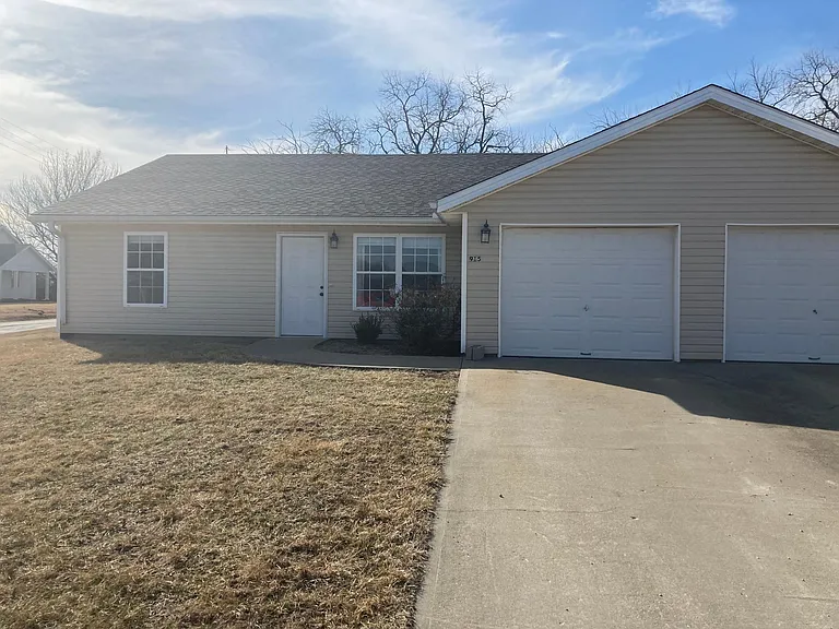 915 Uptegrove Ln — Photo 2