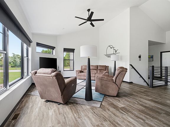 5th image of 901 Clover Ct