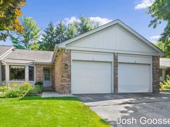 7 Skyline Cir NW, Grand Rapids, MI 49504