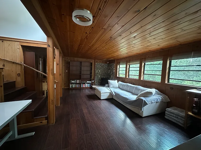 240 Farrell Dr — Photo 4