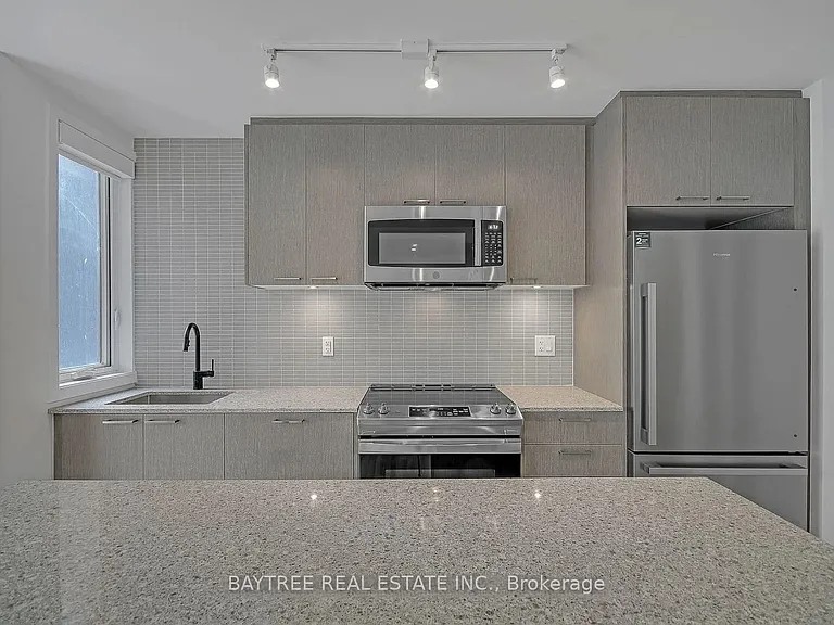 30 Ed Clark Gdns #Townhouse 4 — Photo 5