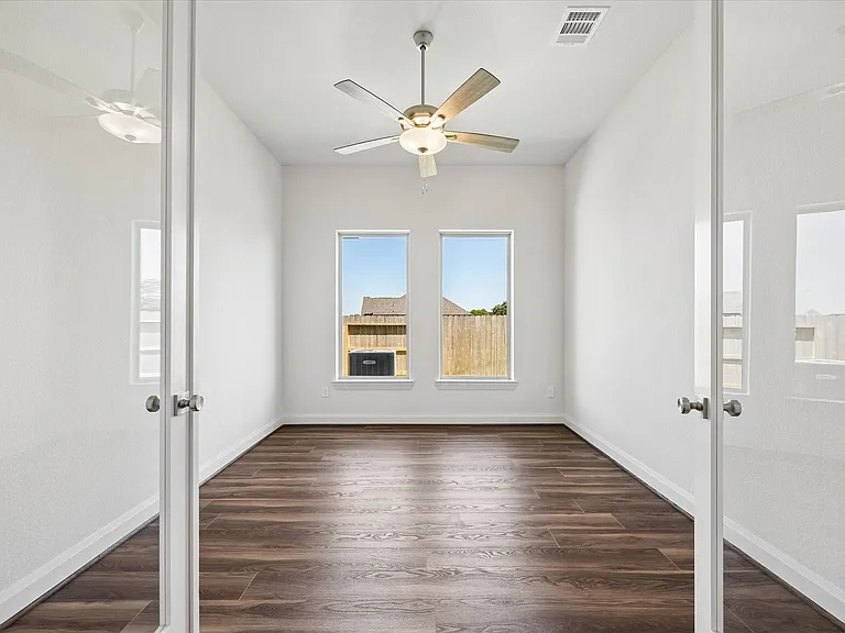 308 Legacy Point Dr — Photo 2