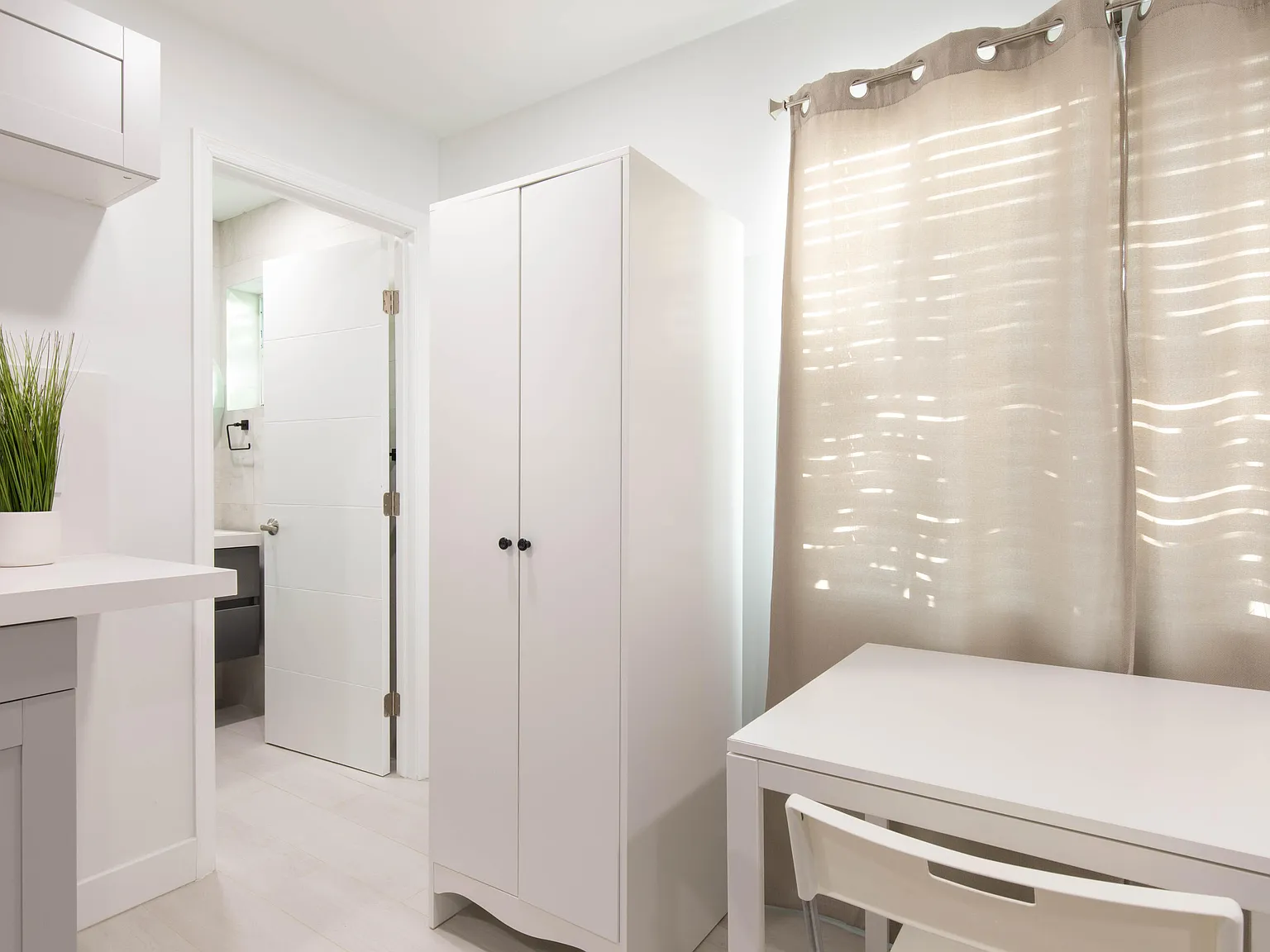 Studio, 1.0 bath, 250 sqft, $1,200 — Photo 3