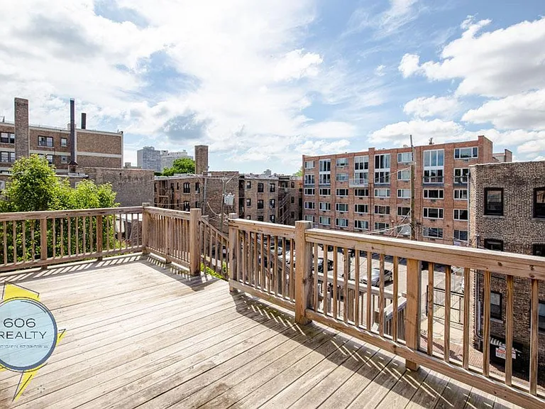 Lincoln Park Renovated Apartments! — Photo 17