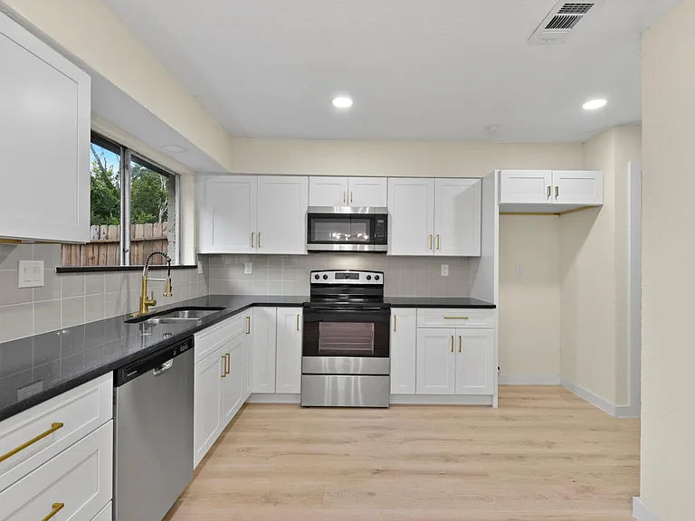 2322 Aprilmont Dr — Photo 17