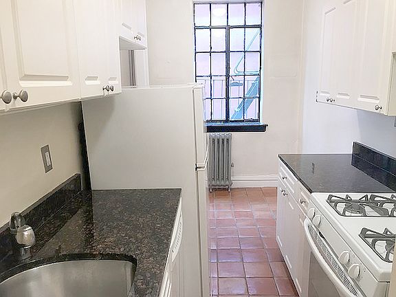3rd image of 72 Barrow St APT 5T
