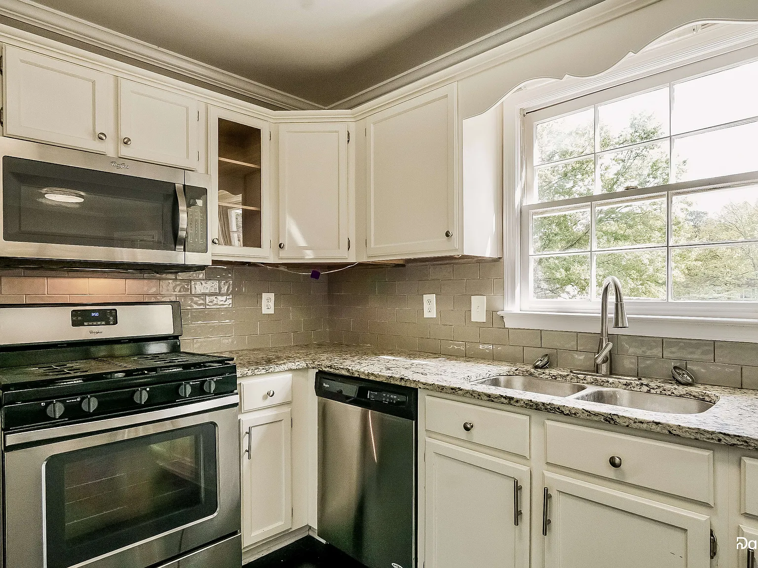 4 bed, 3.5 bath, 2189 sqft, $2,305 — Photo 4