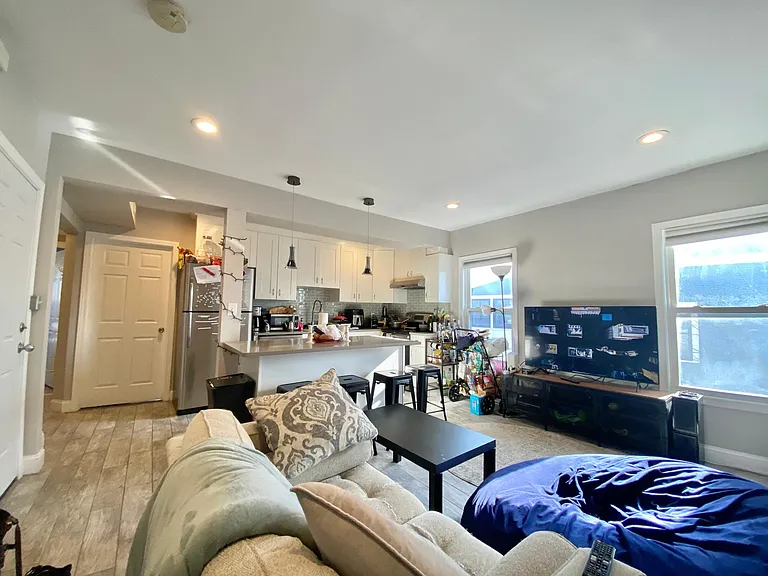 77 Linden St — Photo 3