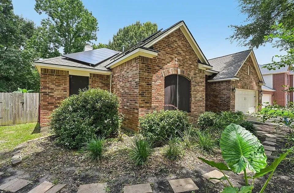 4 bed, 2400 sqft, $2,600 — Photo 1