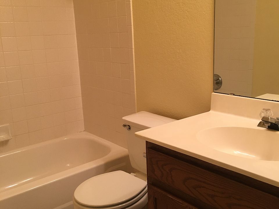 Shower/Tub Combo in guest
