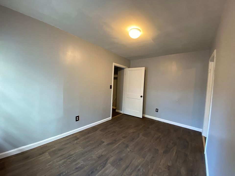 1st image of 1086 E Elmwood Dr