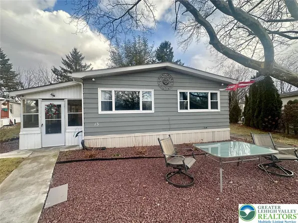 13 Longwood Cir, Bath, PA 18014