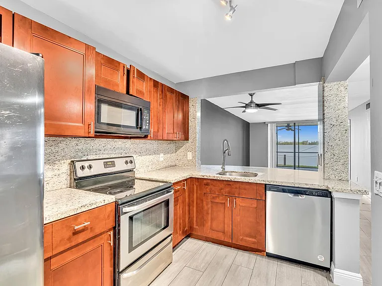 109 Lake Emerald Dr #108 — Photo 3