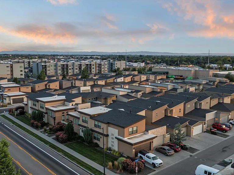 Verraso Village Townhomes — Photo 20