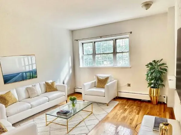 218 East 70th Street image 1 of 5